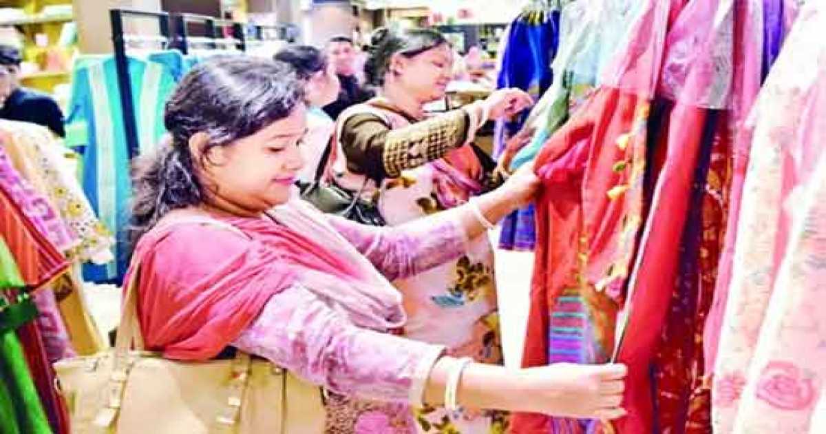 শারদীয় দুর্গোৎসবে শ্রীমঙ্গলে জমজমাট পোশাকের বাজার