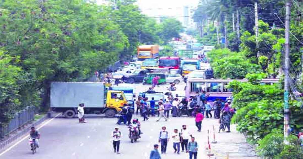 ‘কাকতাড়ুয়া দহন’ কর্মসূচি দিয়ে সড়ক ছাড়লেন কারিগরির শিক্ষার্থীরা