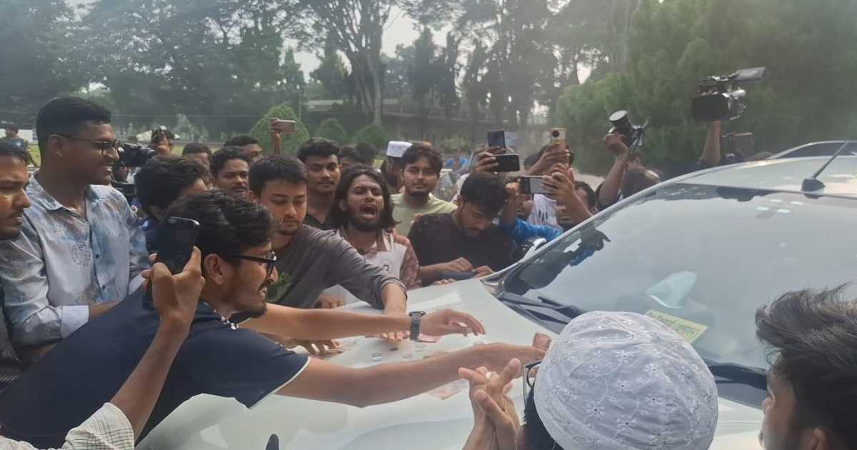 রাবিতে পোষ্য কোটা ইস্যুতে উত্তপ্ত ক্যাম্পাস, উপ-উপাচার্য, প্রক্টর ও শিক্ষার্থীদের ধস্তাধস্তি