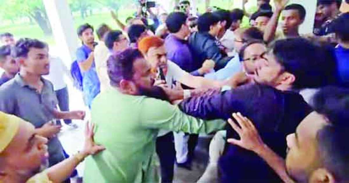রাবিতে পোষ্য কোটা ইস্যুতে  শিক্ষক-শিক্ষার্থী ধস্তাধস্তি