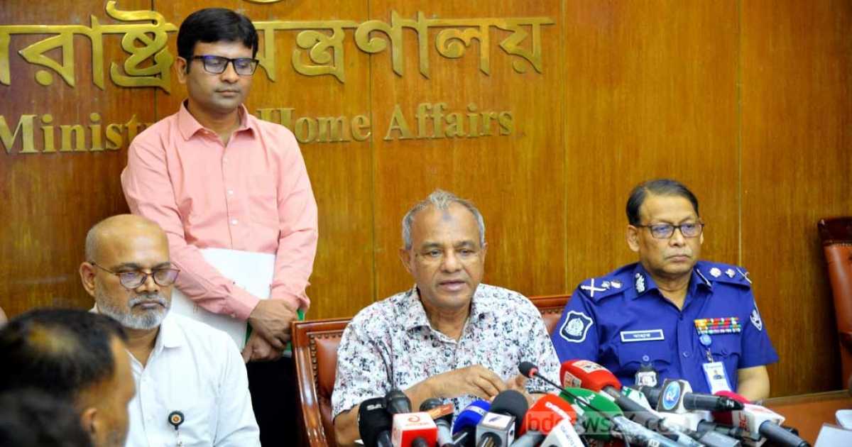 দুর্গাপূজায় আইনশৃঙ্খলা রক্ষায় ৮০ হাজার স্বেচ্ছাসেবক: স্বরাষ্ট্র উপদেষ্টা