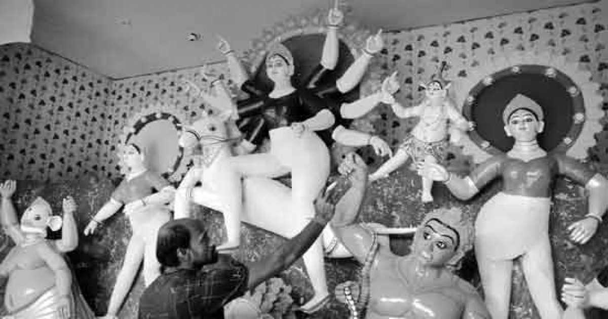 প্রতিমায় চলছে রঙের আঁচড়, নিরাপত্তা জোরদার
