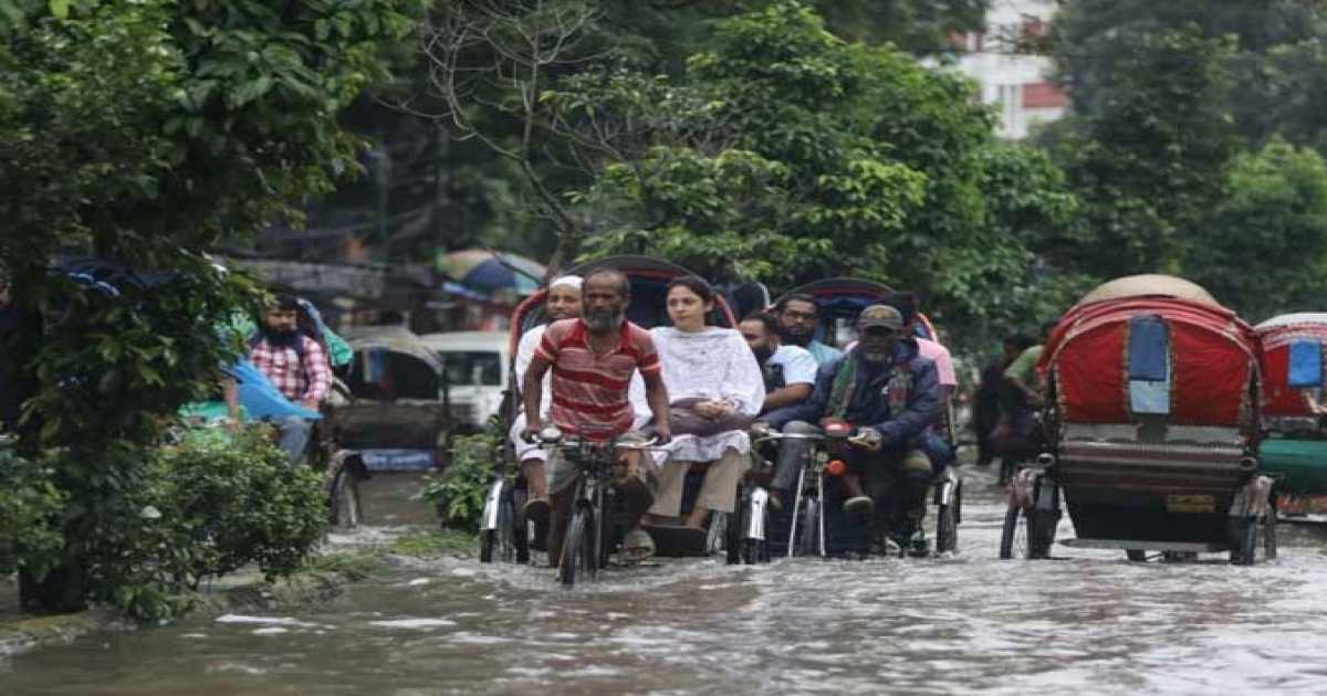 সকালের বৃষ্টিতে ডুবল ঢাকা, দুর্ভোগে নগরবাসী