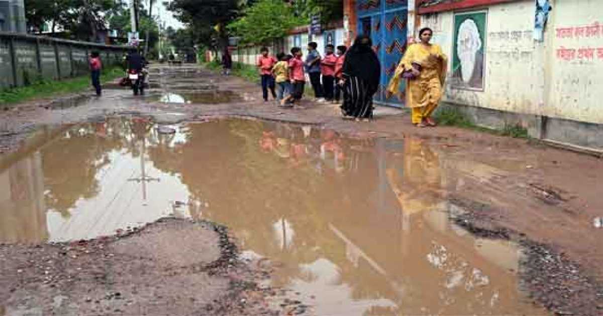 রাস্তার মাপজোক হয়, প্রকল্প তৈরি হয় টেন্ডার হয় না, ফলে দুর্ভোগও কমেনা