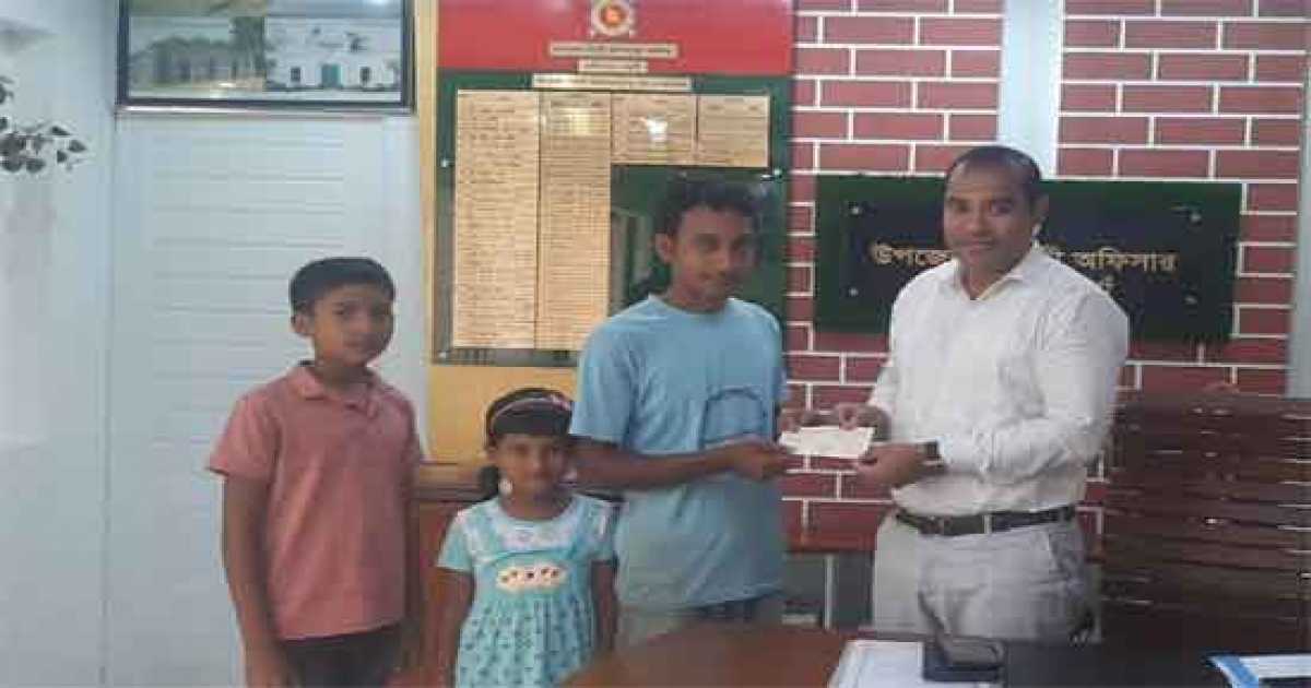 রাণীনগরে মা হারা দুই শিশুকে আর্থিক সহায়তা দিলেন ইউএনও