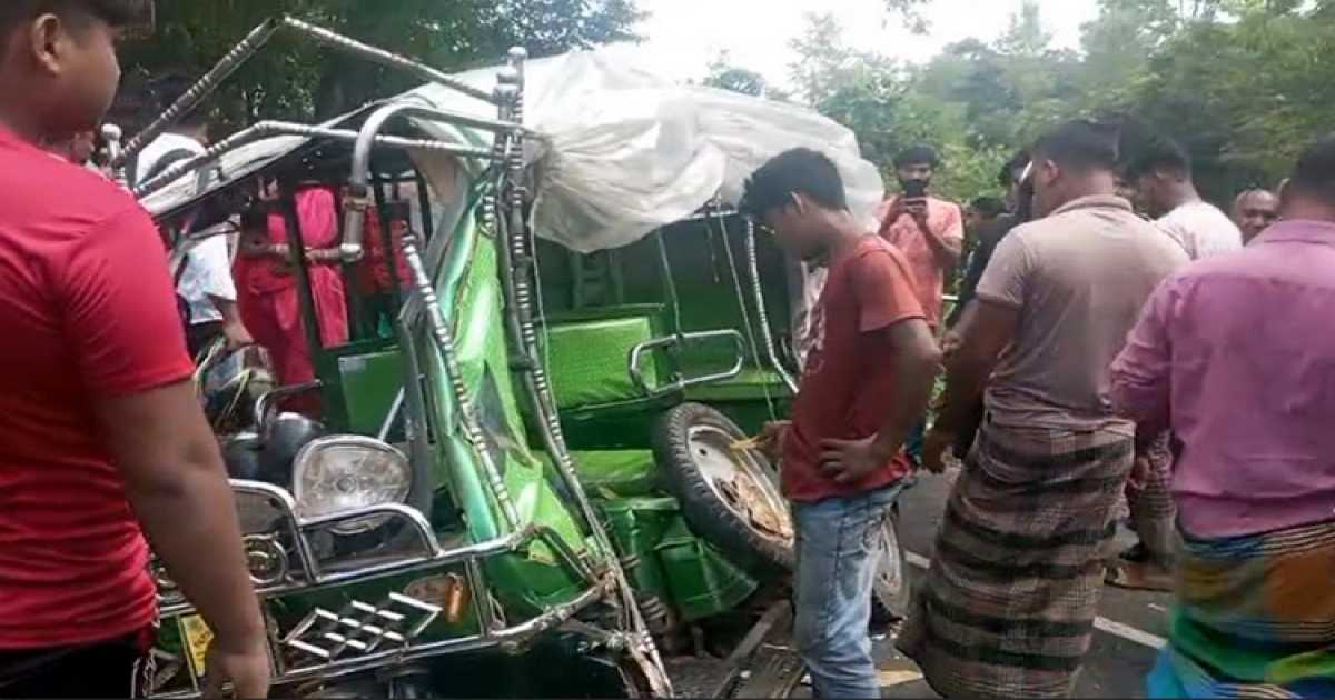 গোপালগঞ্জে বাসের ধাক্কায় ইজিবাইকের চার যাত্রী নিহত