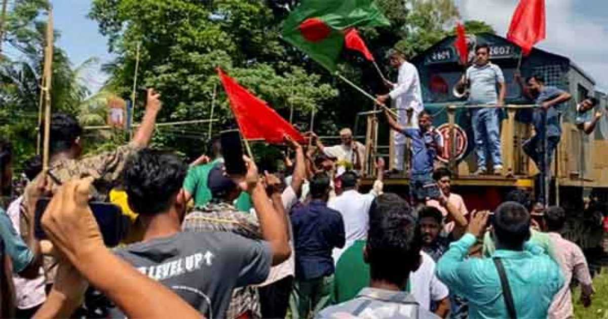 সিলেট বিভাগের সাথে নতুন ট্রেন চালুর দাবিতে ট্রেন আটকে বিক্ষোভ