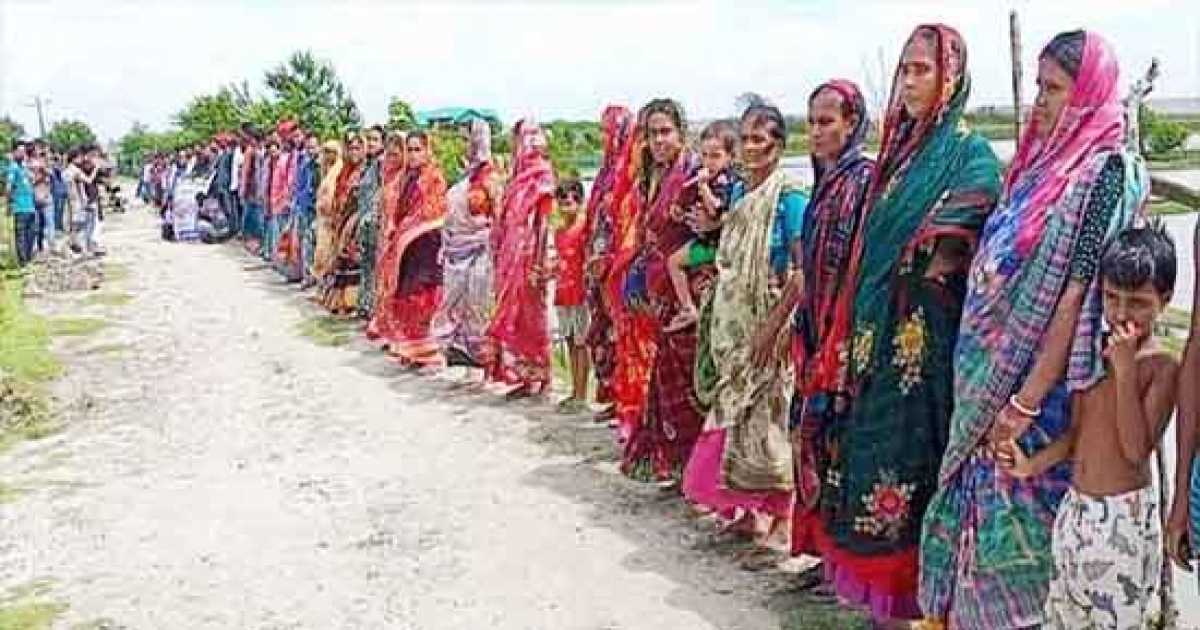 মোংলায় ফসলি জমি ও ঘেরের মাছ নষ্ট করার প্রতিবাদে মানববন্ধন