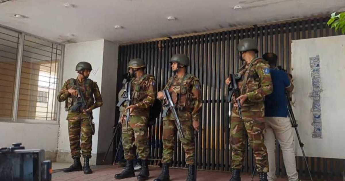 চকবাজারে হাজী সেলিমের বাসায় যৌথ বাহিনীর অভিযান