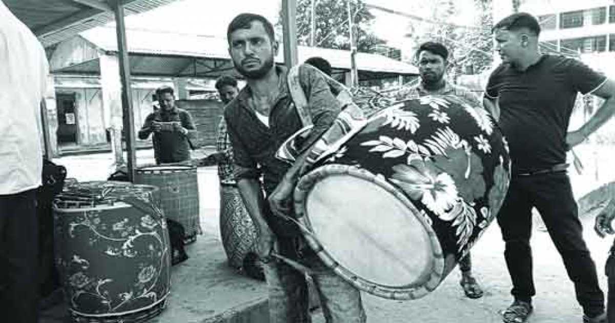 কটিয়াদীতে দেশের  সর্ববৃহৎ  ঢাকের হাট