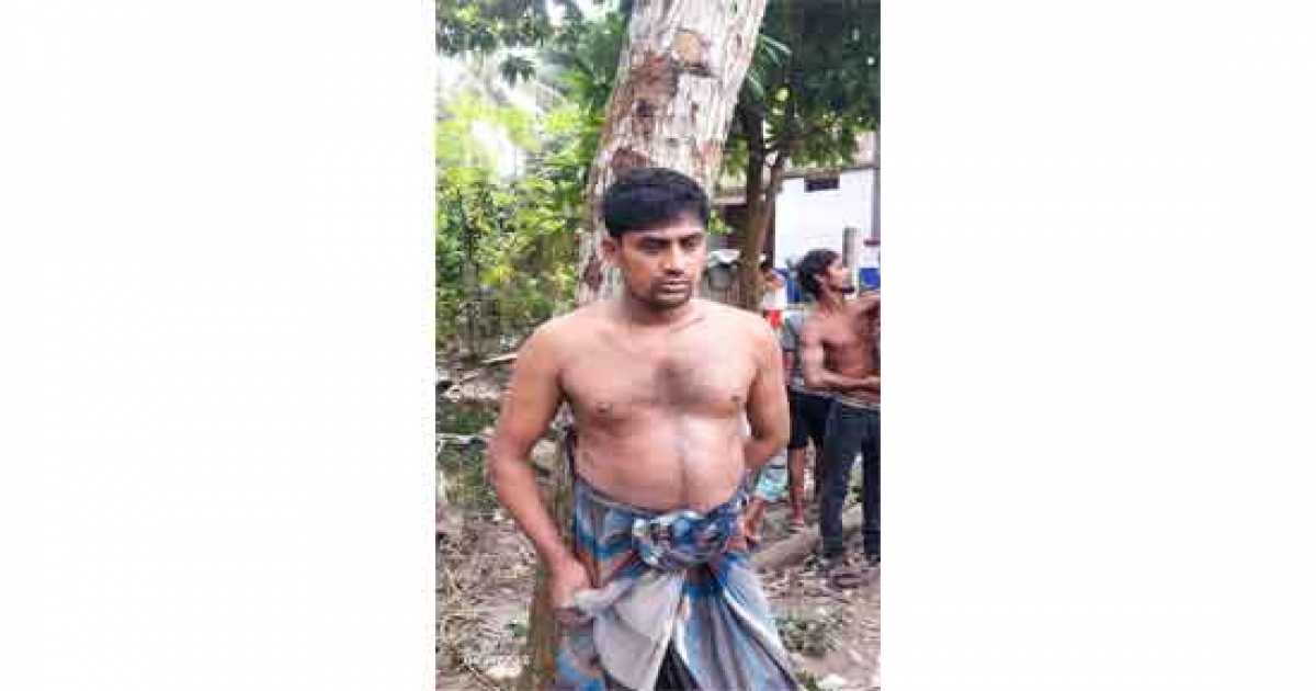 শরীয়তপুরে চোর সন্দেহে গাছের সাথে বেঁধে যুবককে মারধর