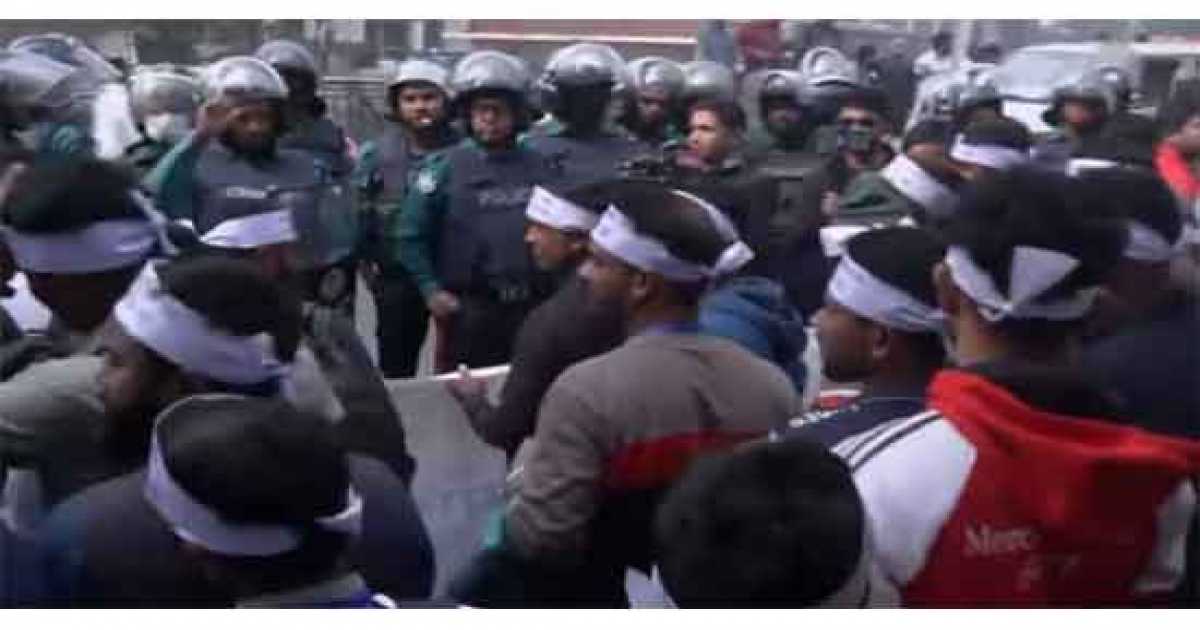মালয়েশিয়ার স্বপ্নভঙ্গ: কারওয়ান  বাজারে সোয়া ঘণ্টা সড়ক অবরোধ