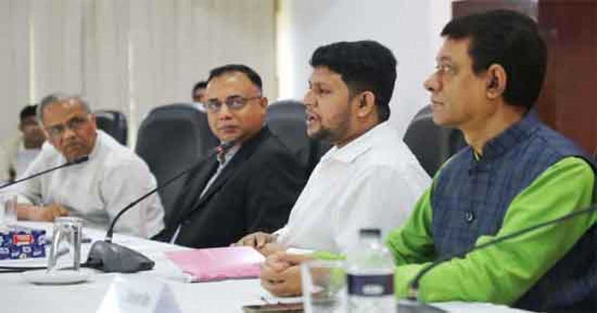 ‘গদি কখন চলে যায়’, তা নিয়ে ‘ক্রাইসিসে’ আছেন তথ্য উপদেষ্টা