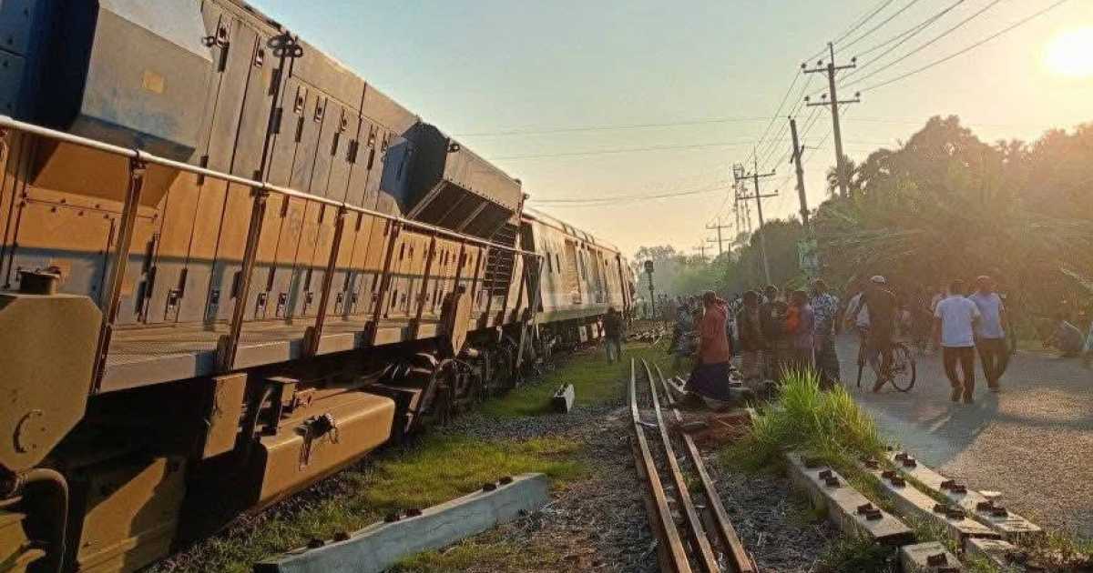 পাবনায় ট্রেন লাইনচ্যুত, ঢাকার সঙ্গে উত্তরবঙ্গের রেল যোগাযোগ বন্ধ