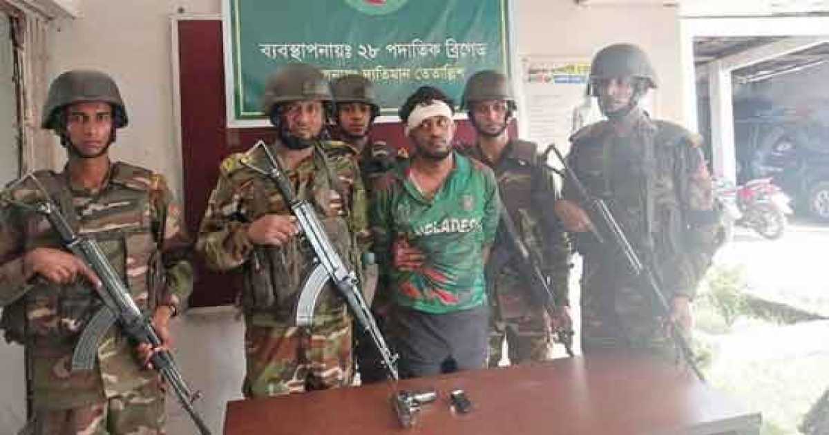 পিস্তল ঠেকিয়ে ছিনতাই চেষ্টা, যুবক আটক