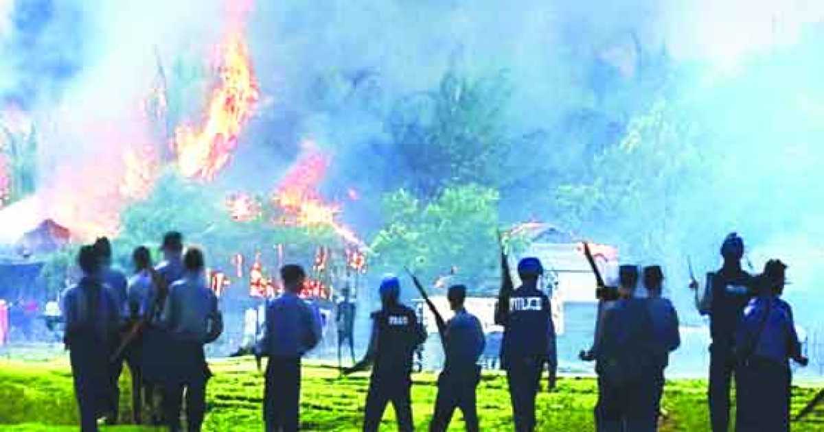 ঘাঁটি বানাতে রোহিঙ্গাদের গ্রাম ধ্বংস করে মায়ানমার সেনারা